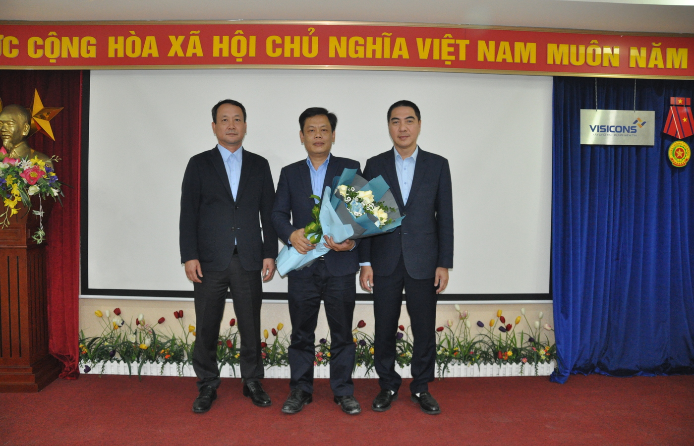 Ceremony of awarding the decision to appoint new personnel of the Company.