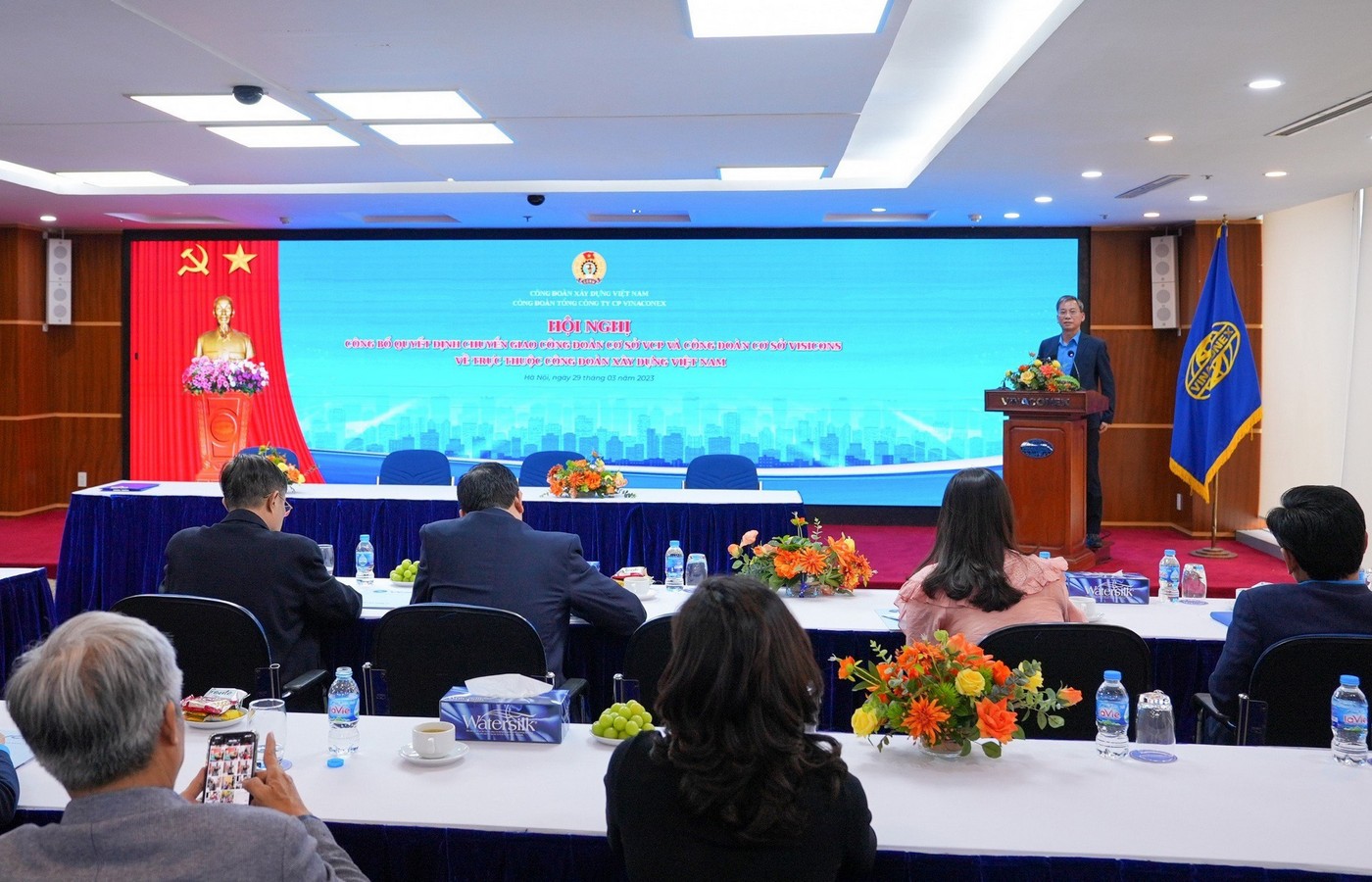 The ceremony of transferring the Trade Union of Visicons Construction and Investment Joint Stock Company to the Vietnam Construction Industry Union.