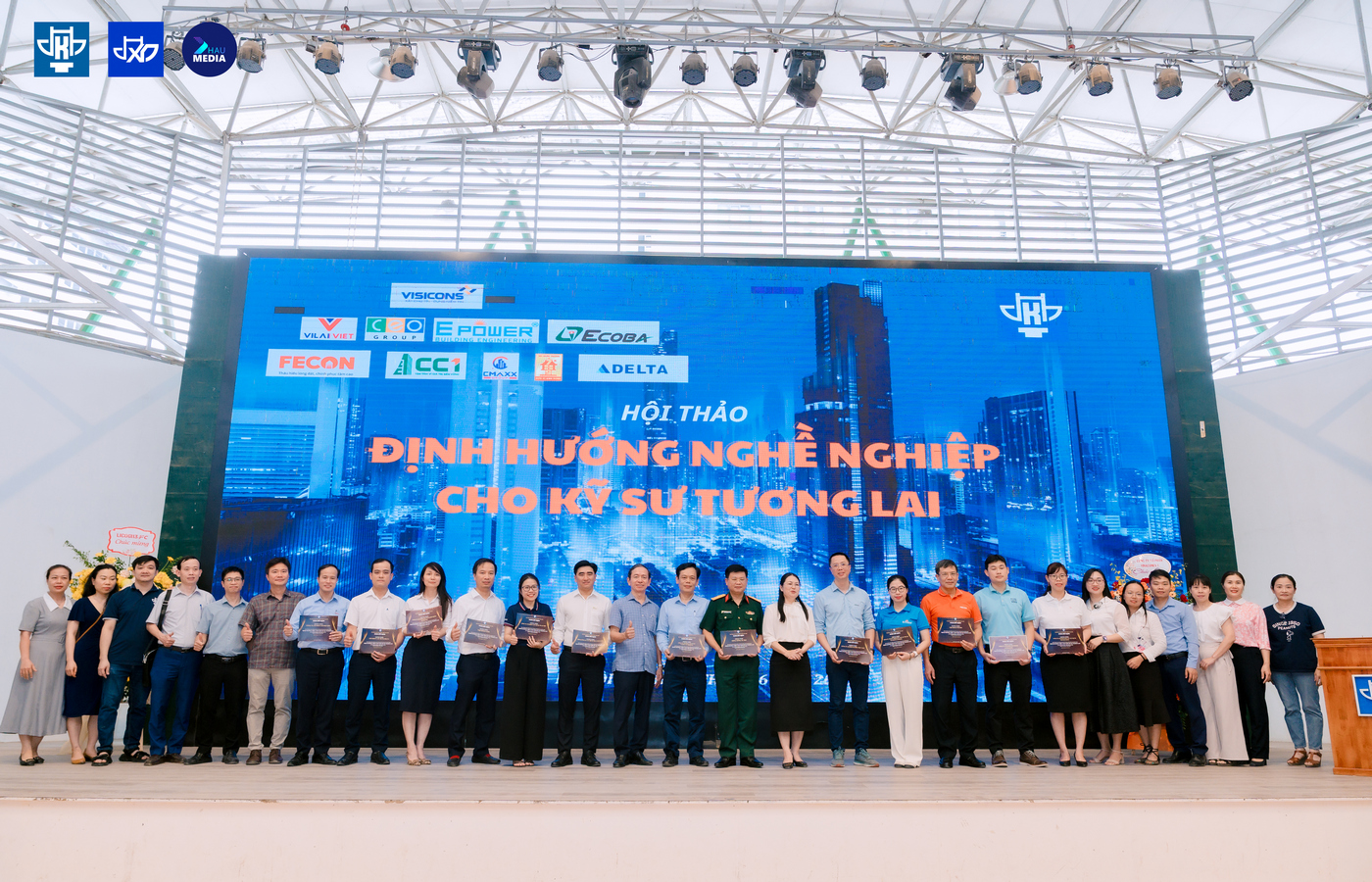 Visicons 参加河内建筑大学举办的“未来工程师职业定位”研讨会