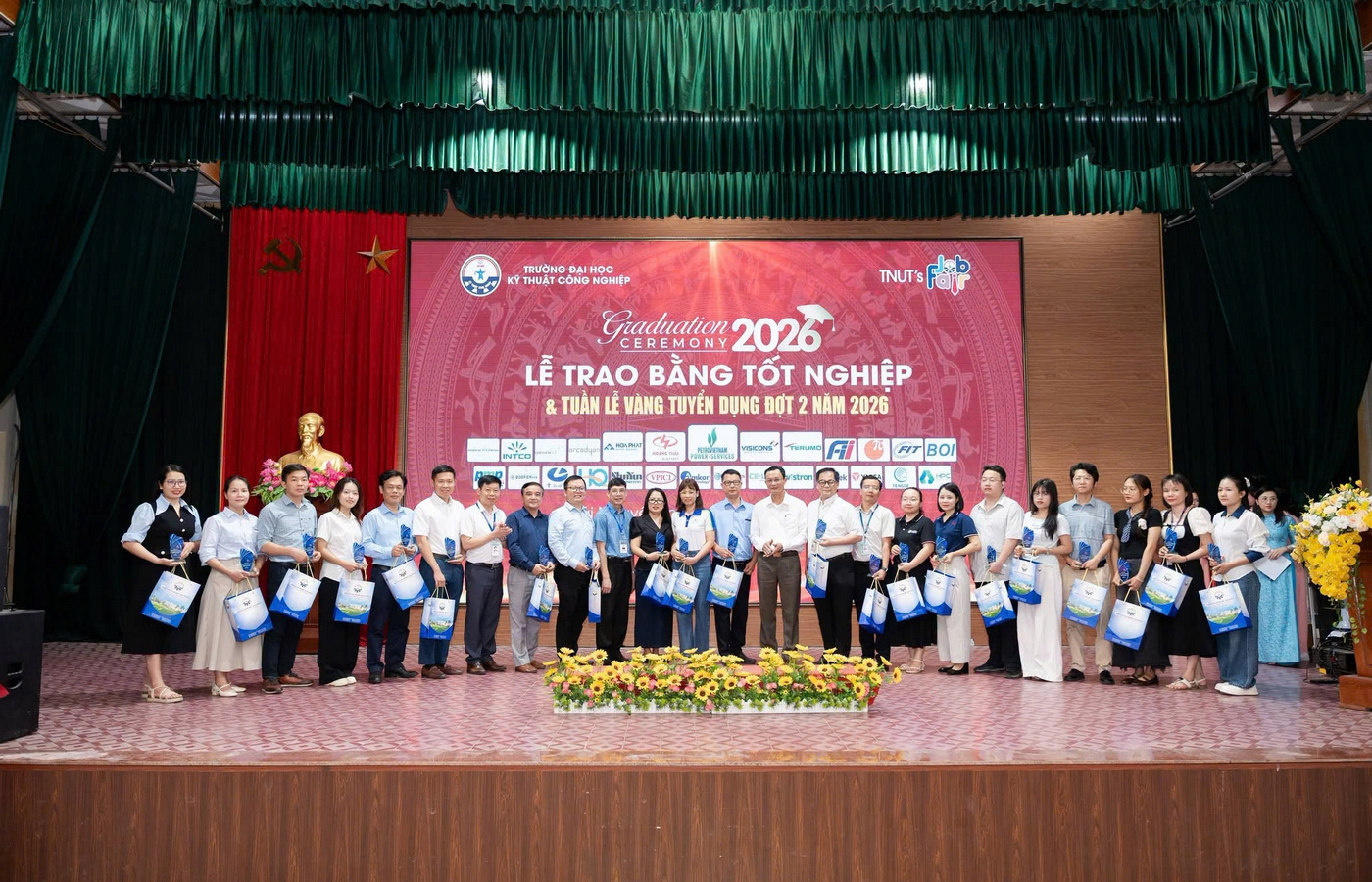 Lễ trao bằng và Tuần lễ vàng tuyển dụng – Trường Đại học Kỹ thuật Công nghiệp Thái Nguyên